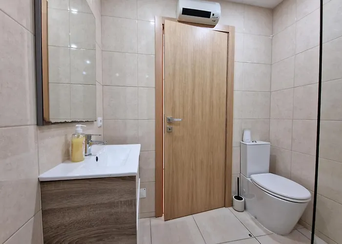 Pretty Flat With Terrace, Air Cond, Free Parking, By With Lda