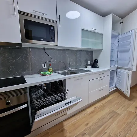 Pretty Flat With Terrace, Air Cond, Free Parking, By With Lda Oporto